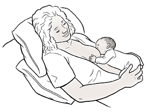 Mujer amamantando a un bebé en posición natural "recostada".