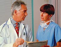 Fotografía de un médico y una enfermera revisando el historial médico de un paciente